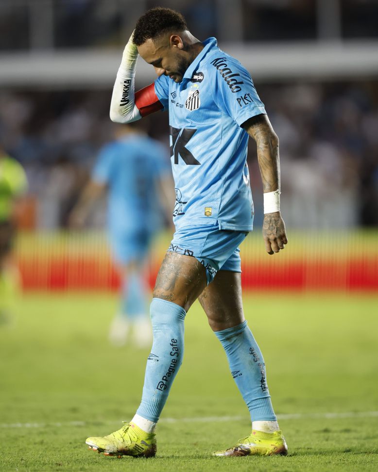 Neymar abbandona il campo dopo il rosso: potrebbe essere stata l'ultima partita al Santos. (Foto di Miguel Schincariol/Getty Images) Neymar, gol di mano e cartellino rosso: ora il futuro con il Santos è in bilico- immagine 2
