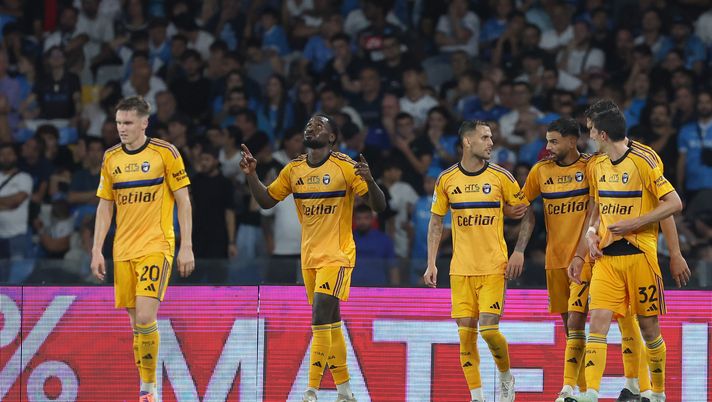 NAPLES, ITALY - SEPTEMBER 22: M'Bala Nzola of Pisa SC celebrates after scoring his side first goal during the Serie A match between SSC Napoli and Pisa SC at Stadio Diego Armando Maradona on September 22, 2025 in Naples, Italy. (Photo by Francesco Pecoraro/Getty Images) pisa