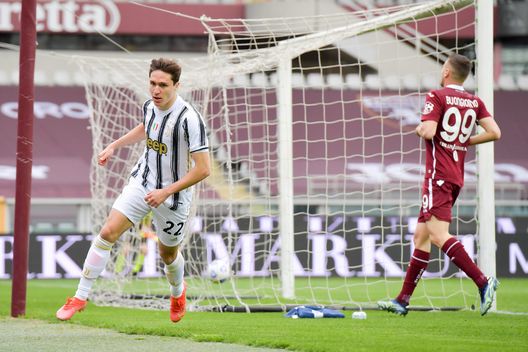 TURIN, ITALY - APRIL 03: Federico Chiesa of Juventus celebrates after scoring his team's first goal during the Serie A match between Torino FC and Juventus at Stadio Olimpico di Torino on April 03, 2021 in Turin, Italy. Sporting stadiums around Italy remain under strict restrictions due to the Coronavirus Pandemic as Government social distancing laws prohibit fans inside venues resulting in games being played behind closed doors. (Photo by Daniele Badolato - Juventus FC/Juventus FC via Getty Images) Torino-Juventus 1-1: Chiesa e Sanabria, il derby è apertissimo- immagine 2
