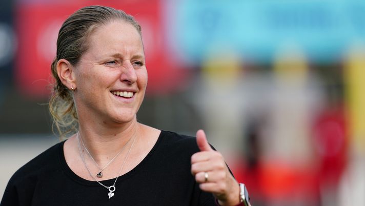FIORENZUOLA D'ARDA, ITALY - SEPTEMBER 14: Suzanne Bakker head coach of AC Milan Women looks during the match of AC Milan Women and Ternana Women of Serie A Women's Cup at Velodromo Attilio Pavesi on September 14, 2025 in Fiorenzuola d'Arda, Italy. (Photo by Pier Marco Tacca/AC Milan via Getty Images) Il Milan Femminile si prepara a scendere in campo: ecco la sfida contro il Napoli - immagine 1