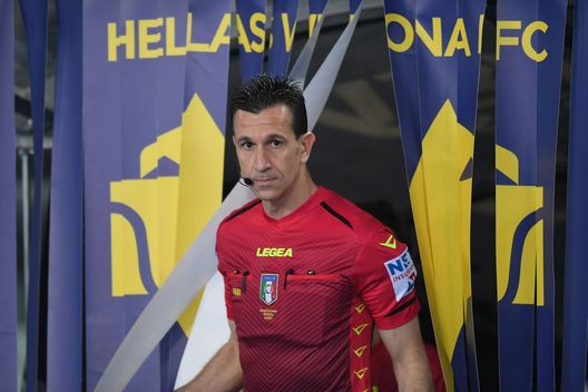 Verona, Italia - 8 maggio 2022: Il direttore di gara Daniele Doveri prima della partita di Serie A tra Hellas Verona e Milan. (Foto di Alessandro Sabattini/Getty Images) Arbitro come pubblico ufficiale: in caso di aggressione, scatta l’arresto- immagine 2