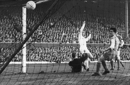 19 MAY 1960: ALFREDO DI STEFANO SCORES REAL MADRIDS'' SECOND GOAL DURING THE 7-3 DEMOLITION OF EINTRACHT FRANKFURT AT HAMPDEN PARK IN THE EUROPEAN CUP FINAL. DI STEFANO SCORED 3 WHILE PUSKAS SCORED 4. Mandatory Credit: Allsport Hulton/Archive Milan e Real Madrid: il leggendario derby d’Europa- immagine 5