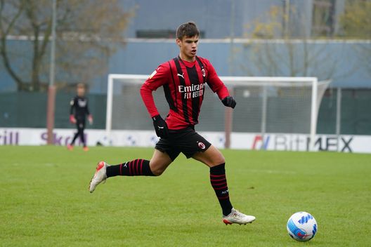 MILAN, ITALY - OCTOBER 31: Milos Kerkez of AC Milan U19 in action during the Primavera 1 match between AC Milan U19 and ACF Fiorentina U19 at Centro Sportivo Vismara on October 31, 2021 in Milan, Italy. (Photo by Pier Marco Tacca/AC Milan via Getty Images) kerkez-al-liverpool-e-la-solita-retorica-sul-rimpianto-milan-serve-un-cambio-di-passo
