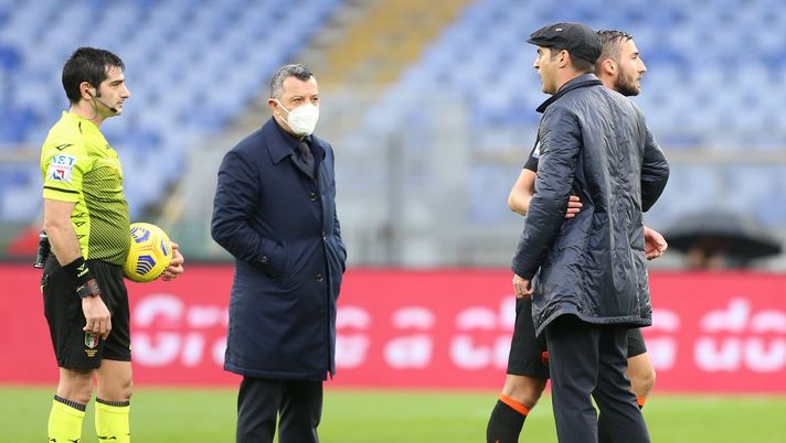 ROME, ITALY - DECEMBER 06: Paulo Fonseca, Head Coach of Roma talks to referee Fabio Maresca during the Serie A match between AS Roma and US Sassuolo at Stadio Olimpico on December 06, 2020 in Rome, Italy. Sporting stadiums around Italy remain under strict restrictions due to the Coronavirus Pandemic as Government social distancing laws prohibit fans inside venues resulting in games being played behind closed doors. (Photo by Paolo Bruno/Getty Images) Serie A, le partite delle 15: due pareggi a reti bianche - immagine 1