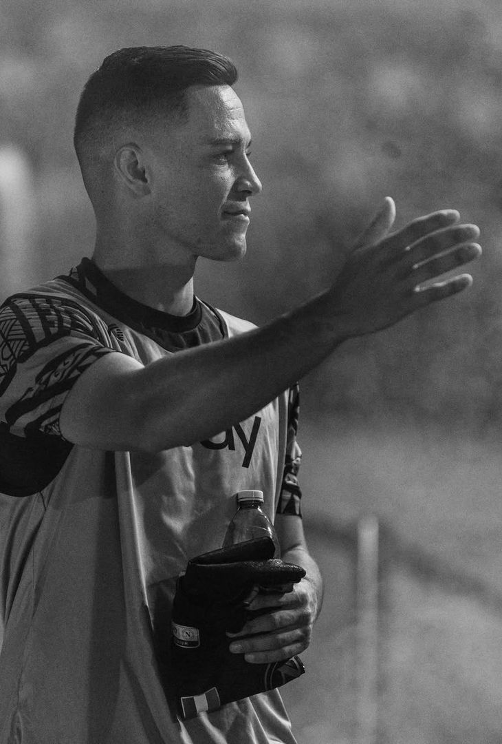 Nella giornata odierna, Giacomo Raspadori ha festeggiato il suo 26° compleanno. L'attaccante, oggi in forza all'Atalanta, ha vestito la maglia del Napoli per tre anni, dall'estate 2022 a quella del 2025, sollevando (come tutti sappiamo) due Scudetti. L'admin dell'account Instagram del club azzurro ha voluto celebrare tale ricorrenza mediante un post Instagram contenente le seguenti foto con annessa descrizione che recita: 'Auguri all'uomo dai gol pesanti'.