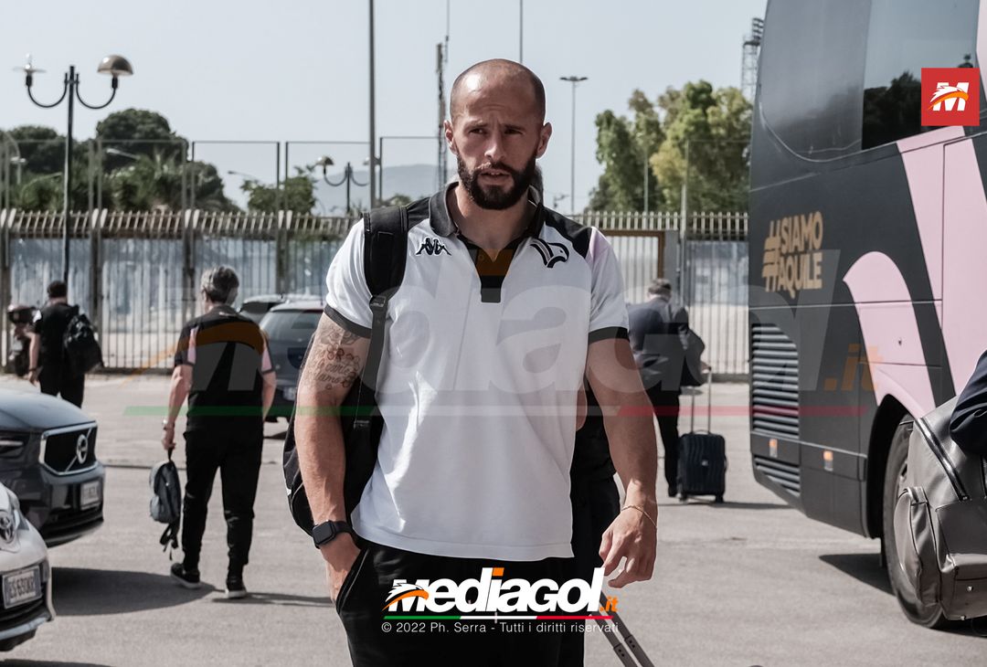 FOTO Palermo, il rientro al “Renzo Barbera” dopo la trasferta di Padova (Gallery) - immagine 18