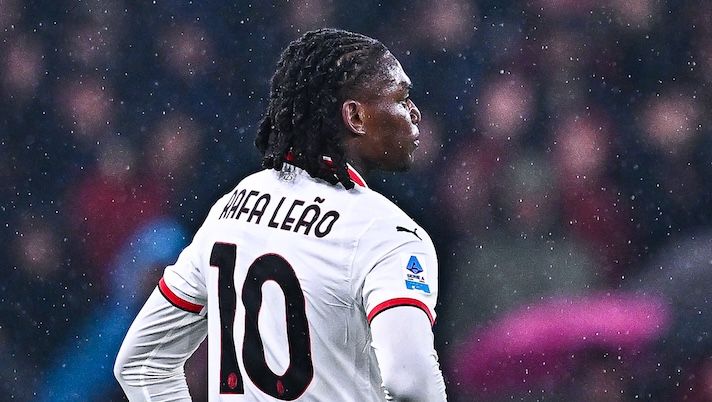 GENOA, ITALY - MAY 5: Rafael Leao of Milan looks on during the Serie A match between Genoa and AC Milan at Stadio Luigi Ferraris on May 5, 2025 in Genoa, Italy. (Photo by Simone Arveda/Getty Images) Remind: tutti gli squalificati per la 36a giornata, saranno questi undici gli assenti - immagine 1