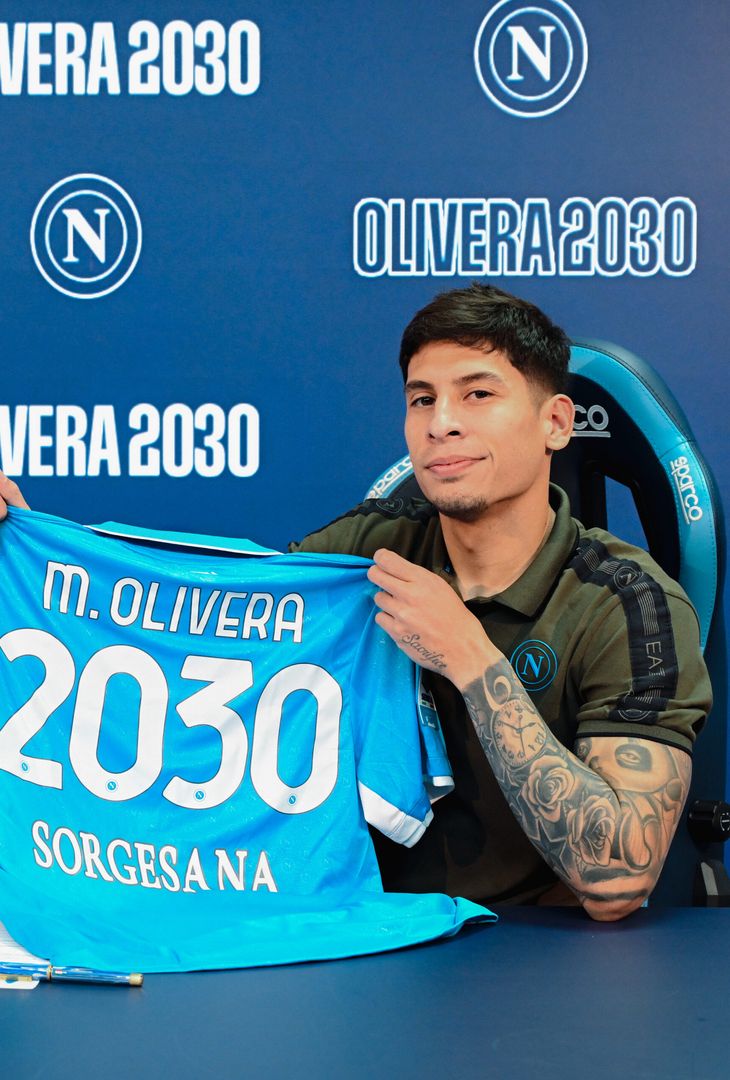 GALLERY Mathias Olivera rinnova con il Napoli: la firma tra maglia celebrativa e mate - immagine 6