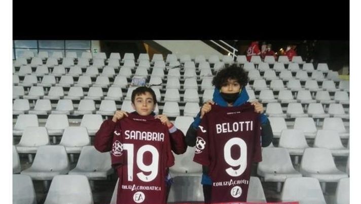 Disegni in cambio delle maglie: Belotti e Sanabria realizzano il sogno di due tifosi - immagine 1