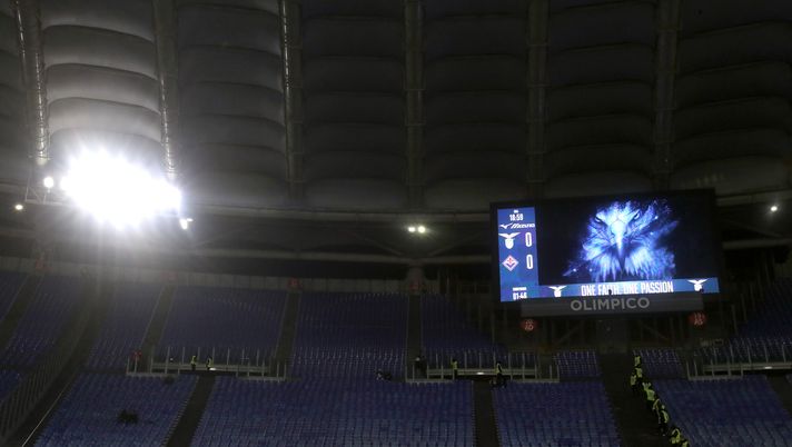 ROME, ITALY - JANUARY 07: General view inside the stadium prior to the Serie A match between SS Lazio and ACF Fiorentina at Stadio Olimpico on January 07, 2026 in Rome, Italy. (Photo by Paolo Bruno/Getty Images) Caos Lazio: ultras in rivolta e lo stadio resta vuoto. Venduti solo 200 biglietti - immagine 1
