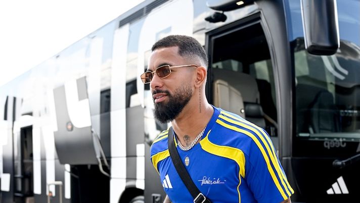TURIN, ITALY - AUGUST 2: Douglas Luiz of Juventus during the team travel to Herzogenaurach on August 2, 2025 in Turin, Italy. (Photo by Daniele Badolato - Juventus FC/Juventus FC via Getty Images) HERE WE GO – Douglas Luiz lascia la Juve: accordo con il Nottingham Forest, ecco le cifre - immagine 1
