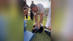 VIDEO – Totti accarezza una scimmietta: ecco il gesto che fa impazzire i social