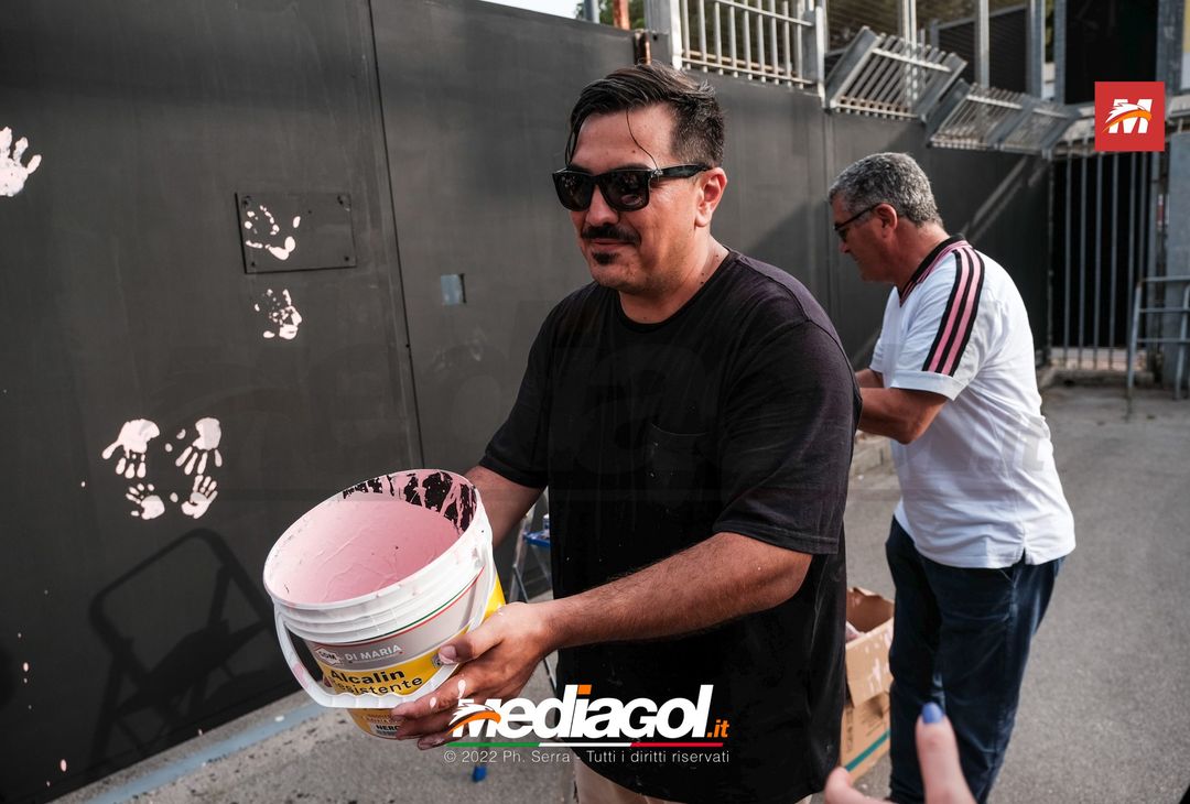 FOTO Palermo, le impronte rosa sul murales del ‘Renzo Barbera’ (Gallery) - immagine 91