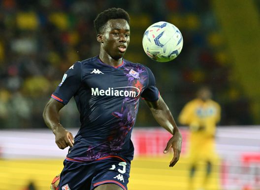 FROSINONE, ITALY - SEPTEMBER 28: Michael Kayode of ACF Fiorentina in action during the Serie A TIM match between Frosinone Calcio and ACF Fiorentina at Stadio Benito Stirpe on September 28, 2023 in Frosinone, Italy. (Photo by Giuseppe Bellini/Getty Images) Roggi: “Kayode un giovane già vecchio. Sottil? Quanta sfortuna”- immagine 2