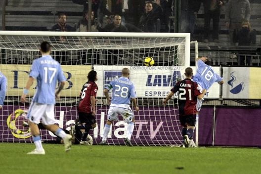 Mariano Adrian Bogliacino del SSC Napoli segna il gol durante la partita di Serie A tra Cagliari e Napoli allo Stadio Sant'Elia il 12 dicembre 2009 a Cagliari Napoli Cagliari