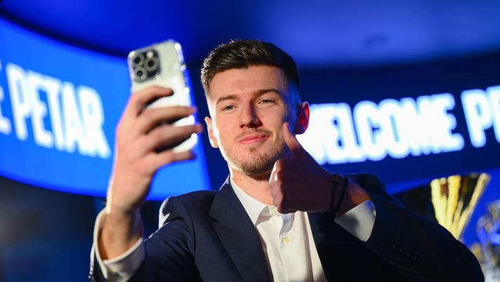 MILAN, ITALY - FEBRUARY 10: FC Internazionale unveils new signing Petar Sucic at Inter Headquarters (Inter HQ) on February 10, 2025 in Milan, Italy. (Photo by Mattia Pistoia - Inter/Inter via Getty Images) Sucic strega l’Inter, impressioni positive: “Già nel primo allenamento ha fatto vedere…” - immagine 1