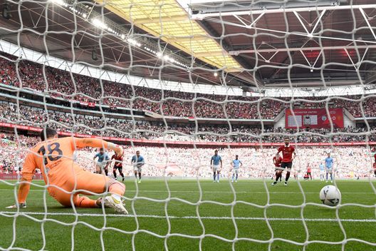 (Photo by Shaun Botterill/Getty Images) Il derby di Manchester alle 15.30 della domenica: per gli inglesi è “bizzarro”- immagine 2