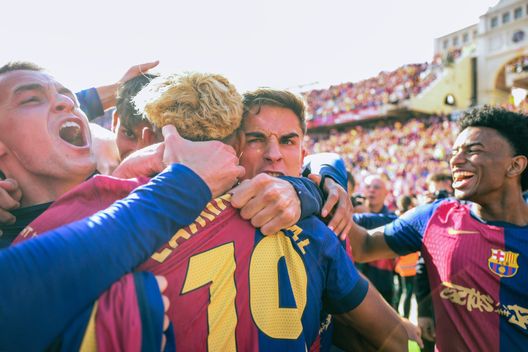 La festa dopo il quinto gol, poi annullato, a Fermin Lopez. (Foto di David Ramos/Getty Images) Barcellona-Real Madrid, l’audio del Var fa discutere: “Meno male…”- immagine 4