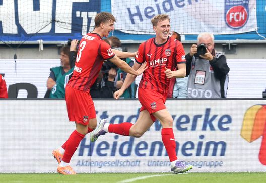 HEIDENHEIM, GERMANIA - 27 settembre: Mikkel Kaufmann dell’1. FC Heidenheim festeggia il primo gol della sua squadra insieme al compagno di squadra Jan Schoppner durante la partita di Bundesliga tra 1. FC Heidenheim 1846 e FC Augsburg alla Leverkusen-Heidenheim: streaming gratis, diretta TV e probabili formazioni- immagine 3