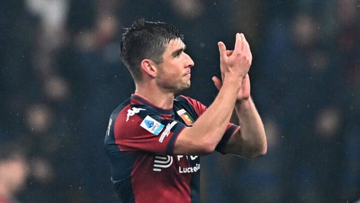 GENOA, ITALY - MARCH 14: Ruslan Malinovskyi of Genoa acknowledges the fans during the Serie A match between Genoa and Lecce at Stadio Luigi Ferraris on March 14, 2025 in Genoa, Italy. (Photo by Simone Arveda/Getty Images) Gazzetta esalta Malinovskyi: “Cuore pulsante del gioco del Genoa: un mix di corsa e talento” - immagine 1