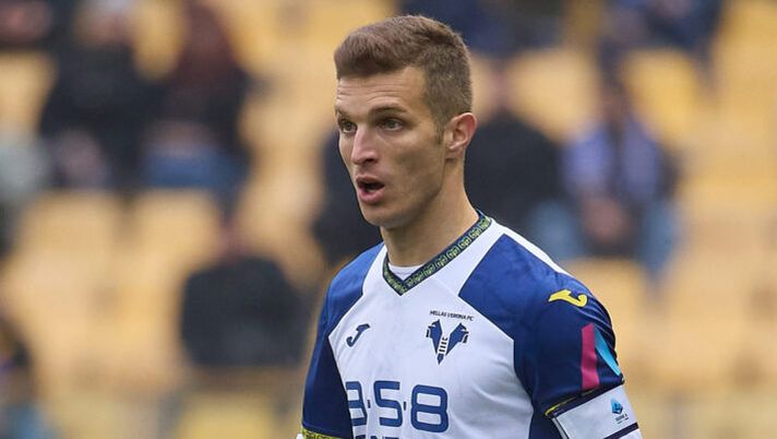 PARMA, ITALY - DECEMBER 15: Darko Lazovic of Hellas Verona FC in action during the Serie A match between Parma and Verona at Stadio Ennio Tardini on December 15, 2024 in Parma, Italy. (Photo by Emmanuele Ciancaglini/Getty Images) Verona, da Suslov e Lazovic a Sarr e Tengstedt: tutto sulla probabile formazione - immagine 1
