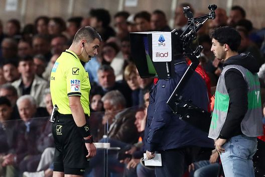 BERGAMO, ITALY - MAY 12: Referee Simone Sozza checks the pitch side VAR monitor during the Serie A match between Atalanta and AS Roma at Gewiss Stadium on May 12, 2025 in Bergamo, Italy. (Photo by Marco Luzzani/Getty Images)  Che cos’è la Refcam introdotta in Serie A?- immagine 2