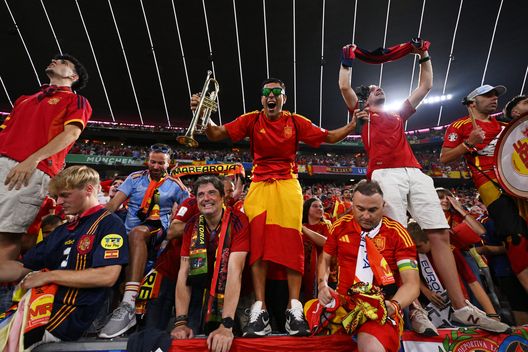 MUNICH, GERMANY - GIUGNO 09: Tifosi della Spagna festeggiano dopo la vittoria della Spagna contro la Francia durante la semifinale di Uefa Euro 2024 tra Spagna e Francia al Munich Football Arena nel Giugno 09, 2024 a Monaco, Germania. (Photo by Stu Forster/Getty Images) Insulti razzisti al Cornellá, la Fifa apre un’indagine contro la Federazione spagnola- immagine 2