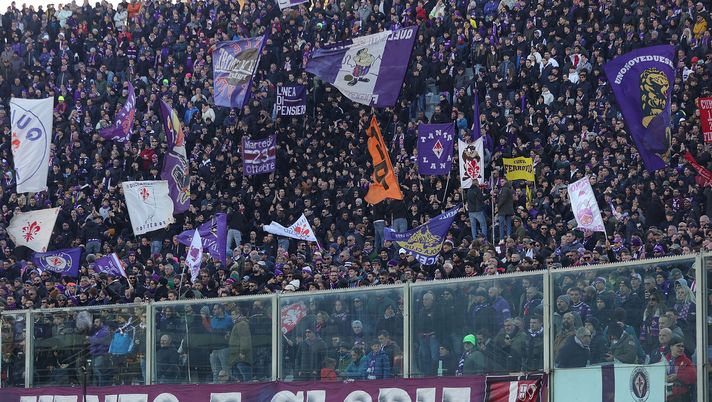 FLORENCE, ITALY - DECEMBER 14: Fans of ACF Fiorentina cheer their team during the Serie A match between ACF Fiorentina and Hellas Verona FC at Artemio Franchi on December 14, 2025 in Florence, Italy. (Photo by Gabriele Maltinti/Getty Images) Fiorentina-Verona, i numeri del Franchi: oltre 20.000 viola - immagine 1