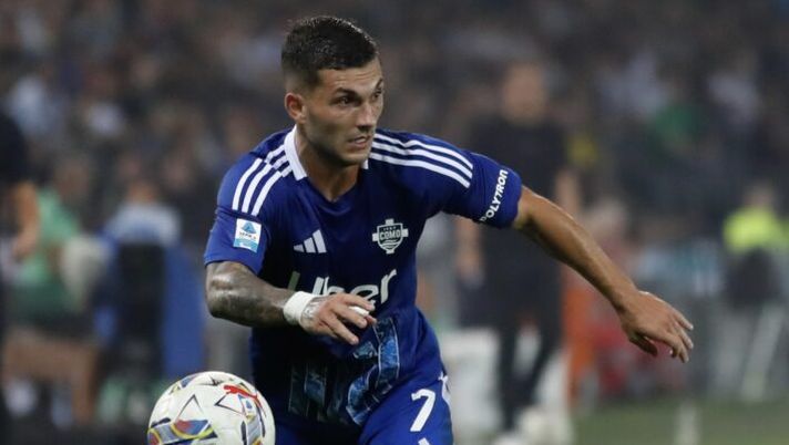 UDINE, ITALY - SEPTEMBER 01: Gabriel Strefezza of Como makes a run during the Serie A match between Udinese and Como at Stadio Friuli on September 01, 2024 in Udine, Italy. (Photo by Timothy Rogers/Getty Images) Como, la gestione di Strefezza: da Cutrone alle conferme in attacco, la probabile - immagine 1