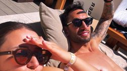 VIDEO / Relax per Calhanoglu a Marbella: passeggiata romantica in spiaggia con la moglie