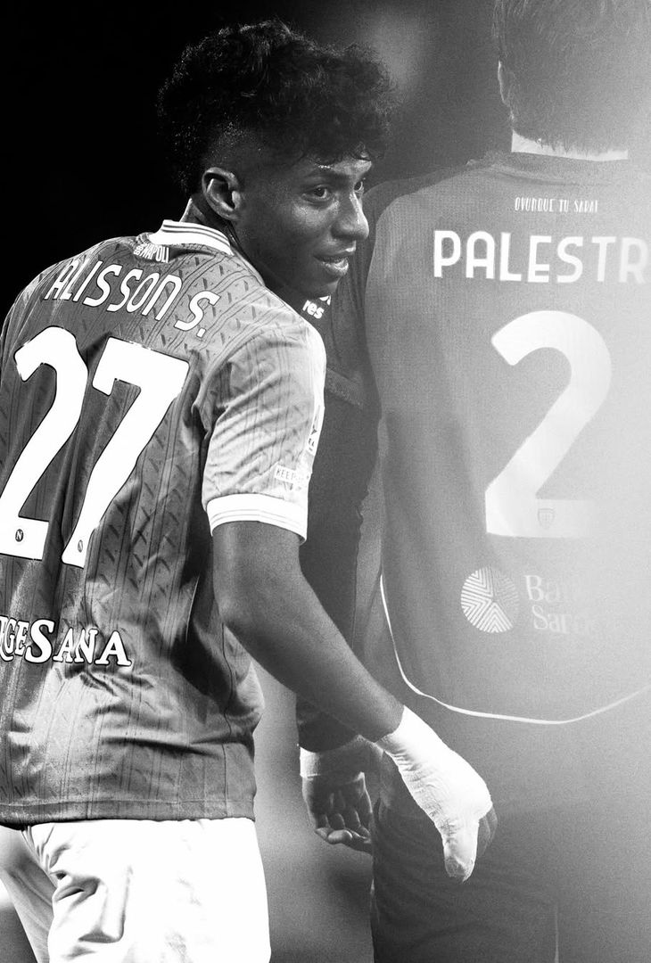 L'esaltazione fulminea generata dal gol-lampo di McTominay e lo spirito di sacrificato mostrato dagli azzurri nell'arco dell'intera gara: due sensazioni umane che vanno a comporre il riassunto 'in bianco e nero' di Cagliari-Napoli realizzato dall'admin dell'account Instagram della compagine partenopea.