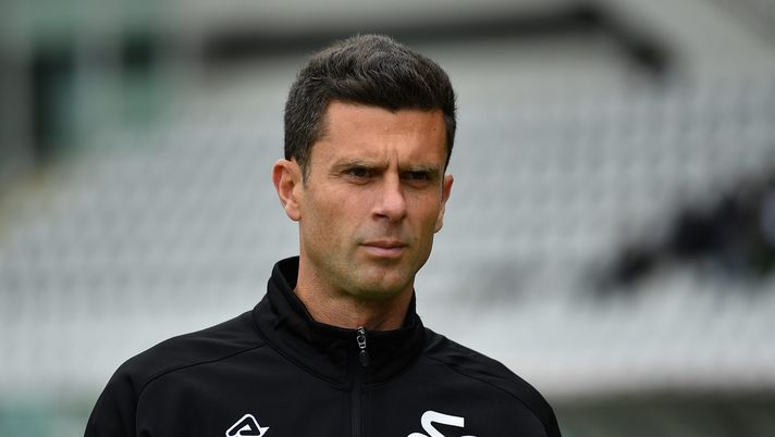 TURIN, ITALY - APRIL 23: Spezia Calcio head coach Thiago Motta looks on during the Serie A match between Torino FC and Spezia Calcio at Stadio Olimpico di Torino on April 23, 2022 in Turin, Italy. (Photo by Valerio Pennicino/Getty Images) Torino-Spezia 2-1, Motta: “Ci sta soffrire qui, lo hanno fatto anche le big” - immagine 1