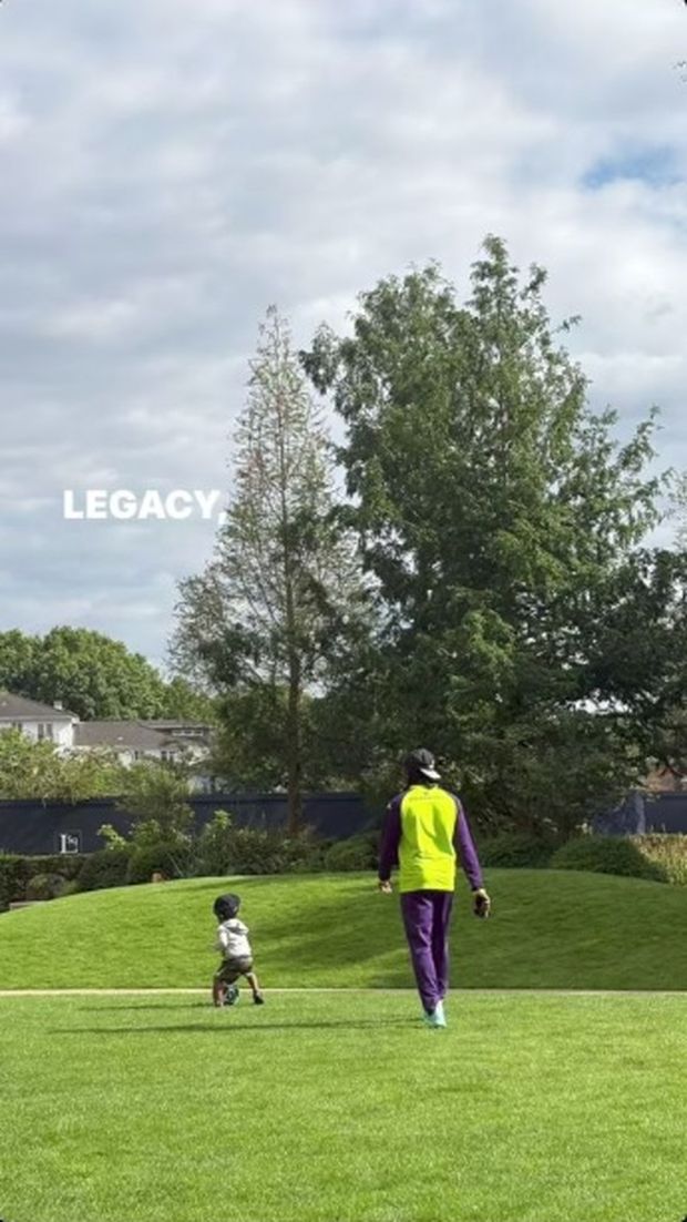 FOTO – Kean, tra un allenamento e l’altro un po’ di relax con il figlio- immagine 2