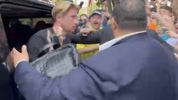 Una folla di tifosi ad attendere De Bruyne: lui scende dal Van e reagisce così!