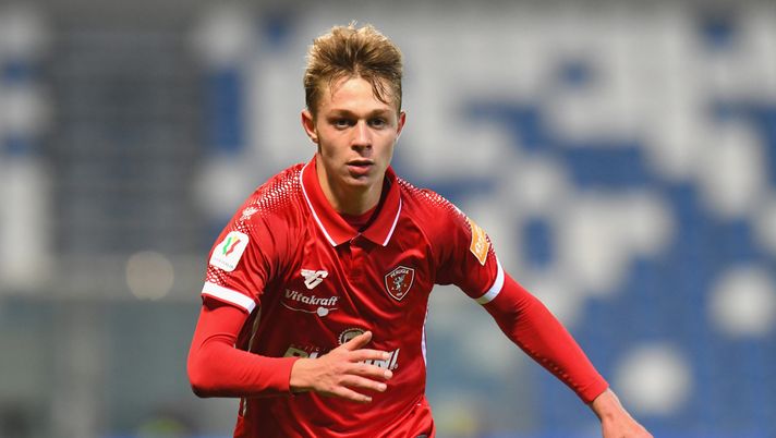 REGGIO NELL'EMILIA, ITALY - DECEMBER 04: Hans Nicolussi Caviglia of AC Perugia looks on during the Coppa Italia match between US Sassuolo and AC Perugia at Mapei Stadium - Città del Tricolore on December 4, 2019 in Reggio nell'Emilia, Italy (Photo by Alessandro Sabattini/Getty Images) Nicolussi Perugia