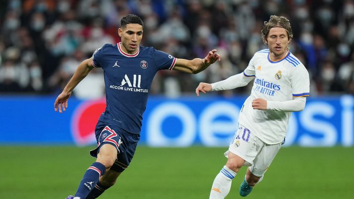 MADRID, SPAIN - MARCH 09: Achraf Hakimi of Paris Saint-Germain looks to break past Luka Modric of Real Madrid during the UEFA Champions League Round Of Sixteen Leg Two match between Real Madrid and Paris Saint-Germain at Estadio Santiago Bernabeu on March 09, 2022 in Madrid, Spain. (Photo by Angel Martinez/Getty Images) Psg Real Madrid dove vedere