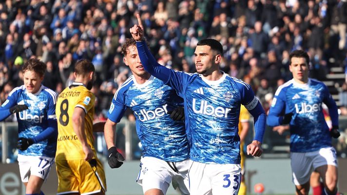 COMO, ITALY - JANUARY 03: Lucas Da Cunha of Como 1907 celebrates with his team-mates after scoring their team's first goal during the Serie A match between Como 1907 and Udinese Calcio at Giuseppe Sinigaglia Stadium on January 03, 2026 in Como, Italy. (Photo by Marco Luzzani/Getty Images) Como-Udinese | Rigore corretto? La moviola del match in tempo reale - immagine 1