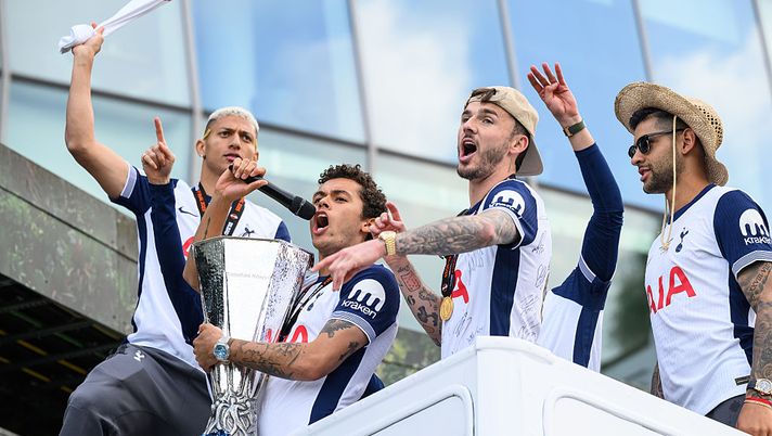 LONDON, ENGLAND - MAY 23: Players of Tottenham Hotspur celebrate towards the fans at the end of the Tottenham Hotspur UEFA Europa League trophy parade on May 23, 2025 in London, England. Spurs defeated Manchester United in the final in Bilbao on May 21 to win their first major trophy in 17 years. (Photo by Leon Neal/Getty Images) Tottenham-Manchester City, tutti i trofei vinti dalle due squadre inglesi - immagine 1