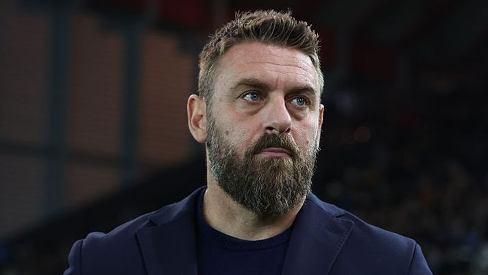 UDINE, ITALY - DECEMBER 08: Daniele De Rossi, manager of Genoa, looks on before kick off at the Serie A match between Udinese Calcio and Genoa CFC at Stadio Friuli on December 08, 2025 in Udine, Italy. (Photo by Timothy Rogers/Getty Images) De Rossi: “Come sta Ostigard e la decisione per l’Inter! Messias si è allenato benissimo, Otoa…” - immagine 1