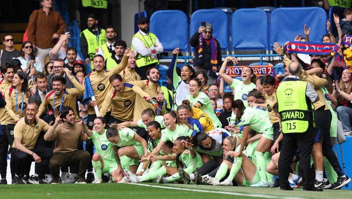 LONDON, ENGLAND - APRIL 27: FC Barcelona players celebrate after the team's victory with the fans during the UEFA Women's Champions League semifinal second leg match between Chelsea FC Women and FC Barcelona at Stamford Bridge on April 27, 2025 in London, England. (Photo by David Rogers/Getty Images) Il “doppio Triplete nazionale” del Barcellona: le squadre maschile e femminile fanno la storia! - immagine 1