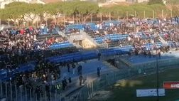 Sciopero dello stadio, non del tifo: Pisa, curva semi-vuota al derby contro lo Spezia