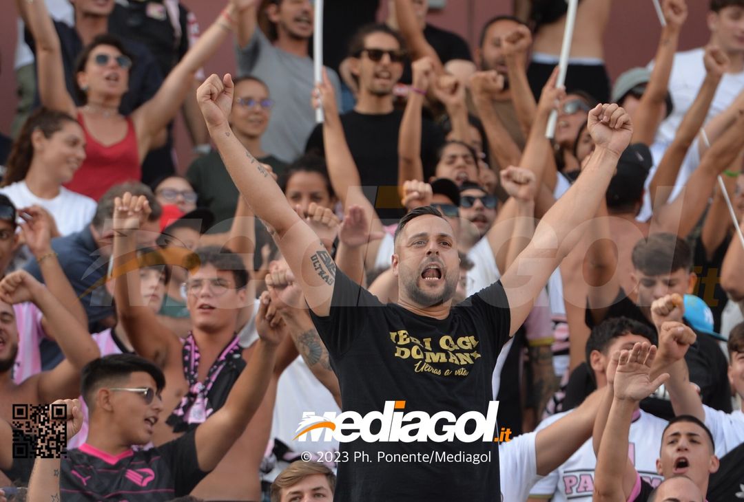 FOTOTIFO Palermo-Feralpisalò 3-0, gli scatti ai tifosi al “Renzo Barbera” (GALLERY) - immagine 88