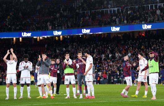 BARCELONA, SPAIN - DECEMBER 13: Players of CA Osasuna applaud the fans following the LaLiga EA Sports match between FC Barcelona and CA Osasuna at Spotify Camp Nou on December 13, 2025 in Barcelona, Spain. (Photo by Alex Caparros/Getty Images) Liga, Osasuna-Alaves: lo streaming gratis del match- immagine 3