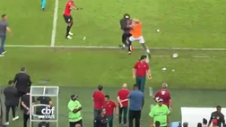 Felipe Melo furioso, spinge da dietro l’addetto stampa dell’Atlético Goianiense