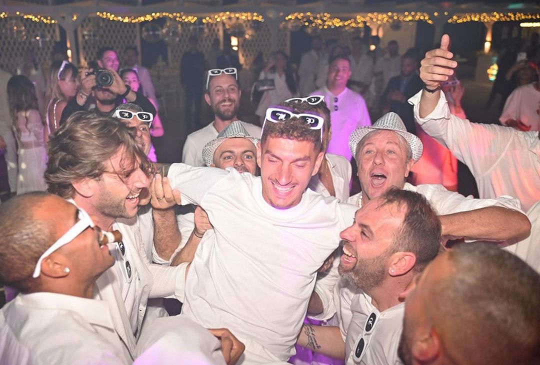 La festa di compleanno Miriam Sette, la moglie del  Leonardo Spinazzola calciatore del Napoli Campione d'Italia, ha visto la partecipazione di numerosi ospiti tra cui il capitano degli azzurri Giovanni Di Lorenzo. Il party ha rappresentato un'occasione speciale per momenti di convivialità e allegria, con alcuni siparietti divertenti tra gli invitati, i calciatori del Napoli  e quelli della Roma. Assieme alle rispettive compagne, infatti, tra gli ospiti c’erano Matteo Politano, Cyril Ngonge, tre calciatori  della Roma, Lorenzo Pellegrini, Gianluca Mancini e Bryan Cristante, che si sono resi protagonisti anche di alcuni siparietti assieme al capitano degli azzurri Di Lorenzo. La festa si è tenuta presso la suggestiva location del Labelon Experience a Bacoli e Vittorio Iumiento con il suo team di fotografi e videografi ha raccontato la serata rendendola memorabile