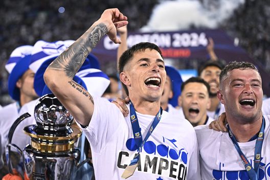 Valentin Gomez festeggia dopo aver vinto la scorsa Primera Division con il Velez. (Foto di Rodrigo Valle/Getty Images) Argentina, il ricambio generazionale sta arrivando: ecco i futuri protagonisti- immagine 3