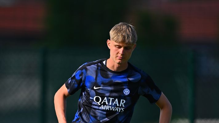 MILAN, ITALY - APRIL 28: Gabriele Re Cecconi of FC Internazionale U20 warms up ahead of Primavera 1 match between FC Internazionale U20 and Juventus U20 at Konami Youth Development Centre in memory of Giacinto Facchetti (Interello) on April 28, 2025 in Milan, Italy. (Photo by Mattia Pistoia - Inter/Inter via Getty Images) FCIN1908 / Inter, Pavard non parte per Barcellona: Inzaghi aggregherà Re Cecconi - immagine 1