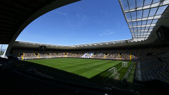 UDINE, ITALY - MAY 08: A general view inside the stadium prior to the Serie A match between Udinese Calcio and Bologna FC at Dacia Arena on May 08, 2021 in Udine, Italy. Sporting stadiums around Italy remain under strict restrictions due to the Coronavirus Pandemic as Government social distancing laws prohibit fans inside venues resulting in games being played behind closed doors. (Photo by Alessandro Sabattini/Getty Images) Serie A, 29ª giornata: il Torino va a Udine. Gli impegni delle concorrenti - immagine 1