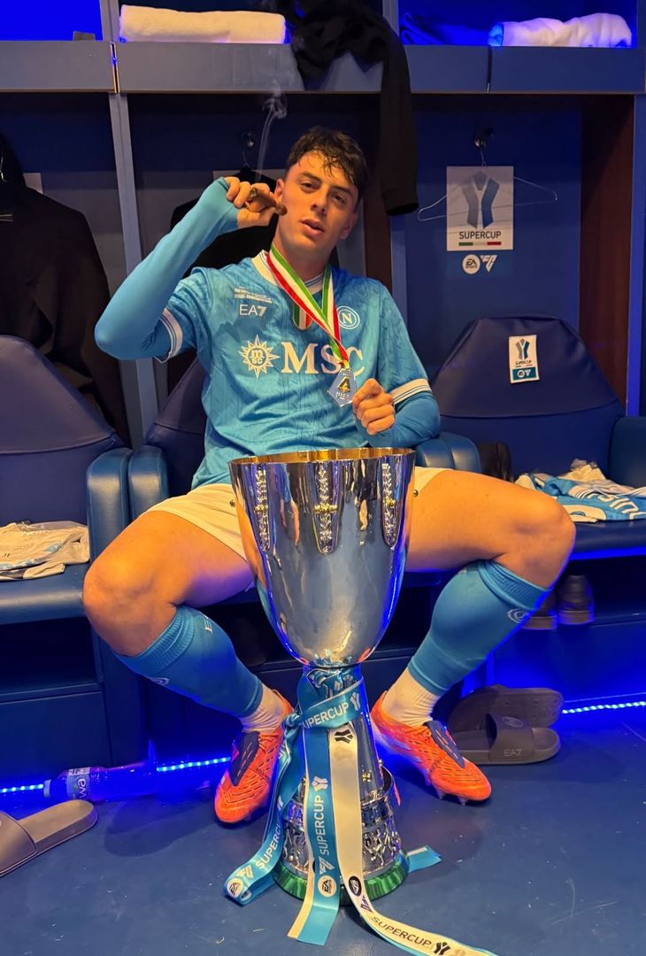 Coppa, sorrisi e sigari: gli azzurri festeggiano la Supercoppa! –  LE FOTO - immagine 12
