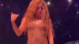 VIDEO / Shakira, un fan tenta di riprenderla sotto la gonna: lei lascia il palco